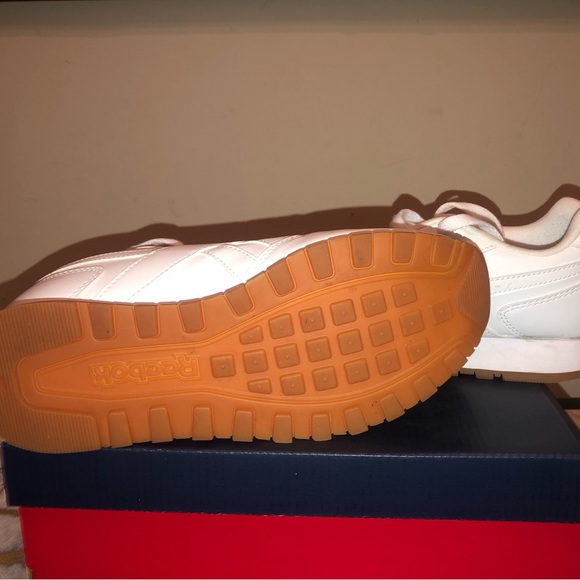 Classic white Reeboks; very nice, very comfortable; great for walking - Picture 3 of 8
